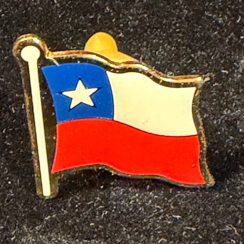 Chile Flag Lapel Pin Waving Enamel Gold Tone South America Souvenir Accessory
